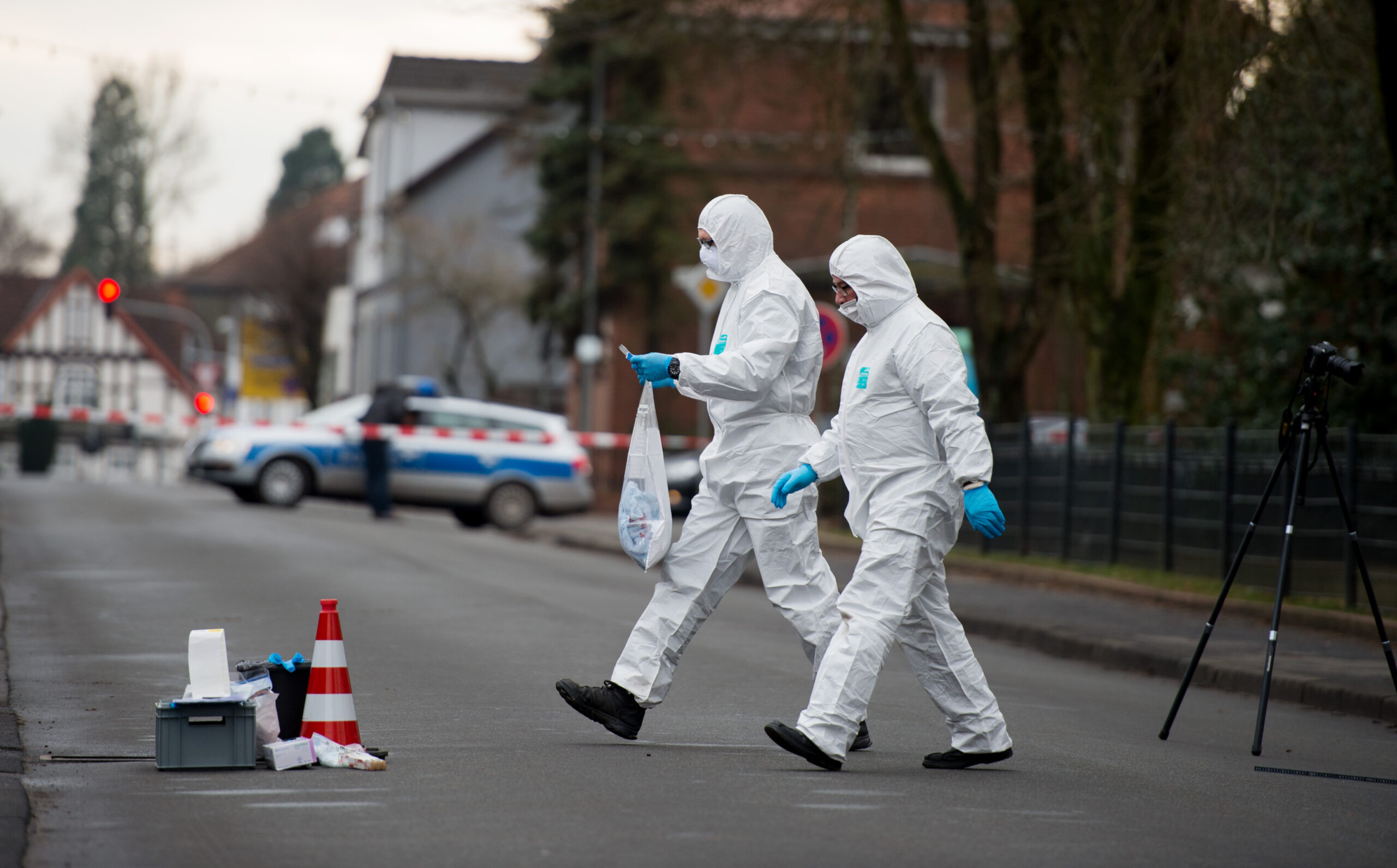 Beamte der Spurensicherung sind nach den tödlichen Schüssen im niedersächsischen Visselhövede im Einsatz.