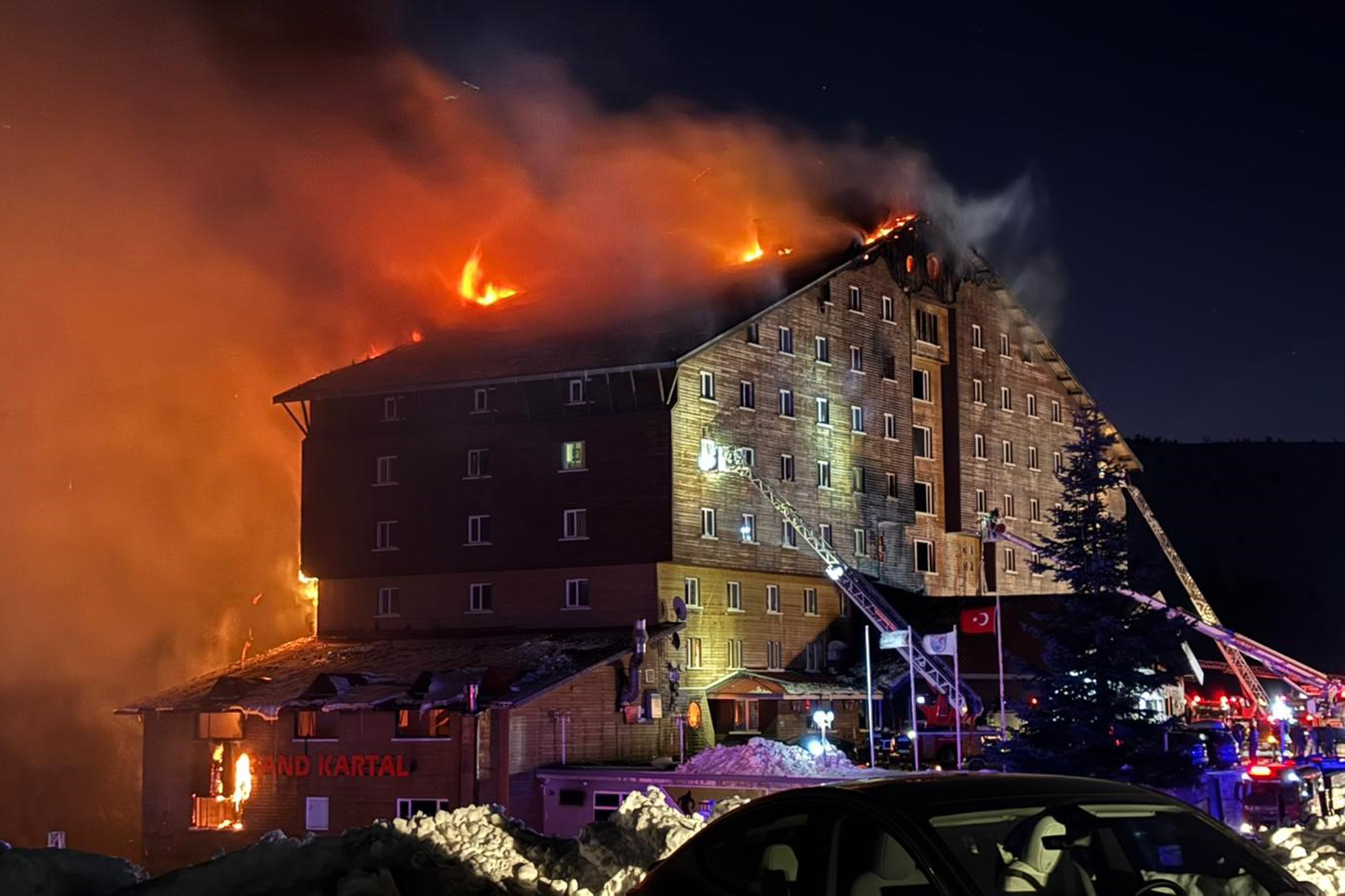 Beim Feuer in einem Hotel im Skigebiet in der türkischen Provinz Bolu kamen mehrere menschen ums Leben.