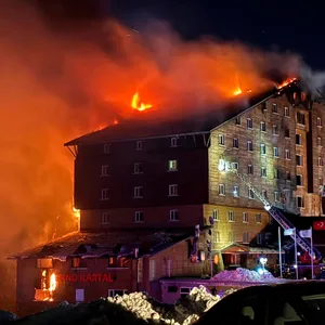 Beim Feuer in einem Hotel im Skigebiet in der türkischen Provinz Bolu kamen mehrere menschen ums Leben.