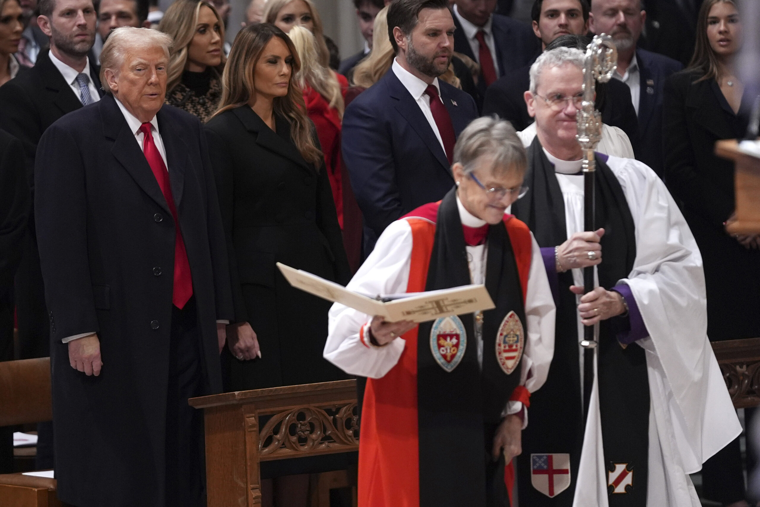 Mariann Edgar Budde in ihrer Robe beim Gottesdienst zur Amtseinführung. Eine Reihe hinter ihr steht Donald Trump