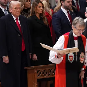 Mariann Edgar Budde in ihrer Robe beim Gottesdienst zur Amtseinführung. Eine Reihe hinter ihr steht Donald Trump