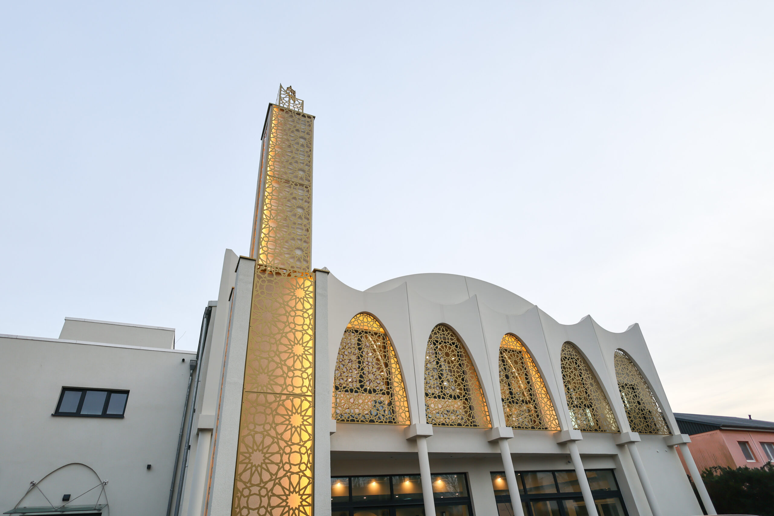 Außenansicht und Zierminarett der Bait-ur-Rasheed Moschee in Hamburg-Stellingen.