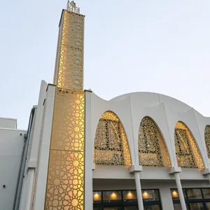 Außenansicht und Zierminarett der Bait-ur-Rasheed Moschee in Hamburg-Stellingen.