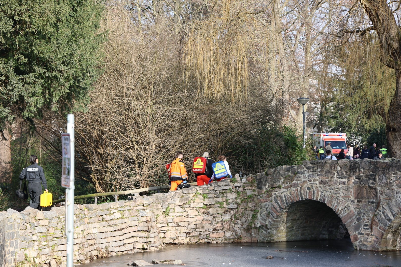 Bei einem Angriff in einem Park in Aschaffenburg sind zwei Menschen getötet worden.