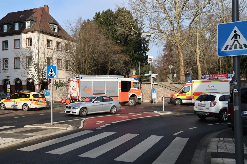 Fahrzeuge von Feuerwehr und Rettungsdiensten stehen in der Nähe des Tatortes.