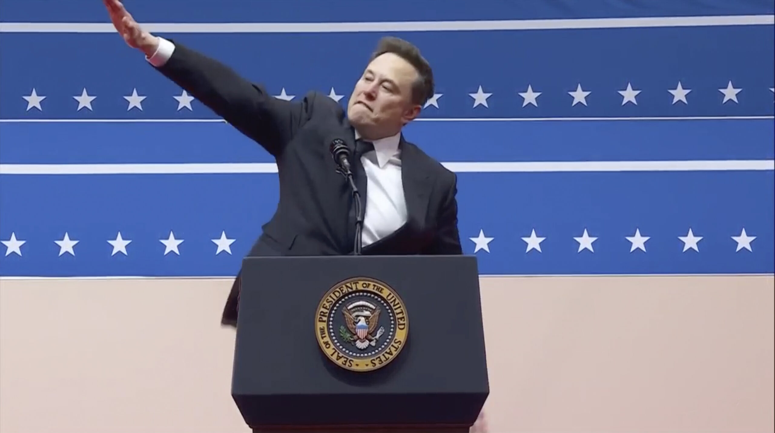 Elon Musk mit gehobenem rechten Arm