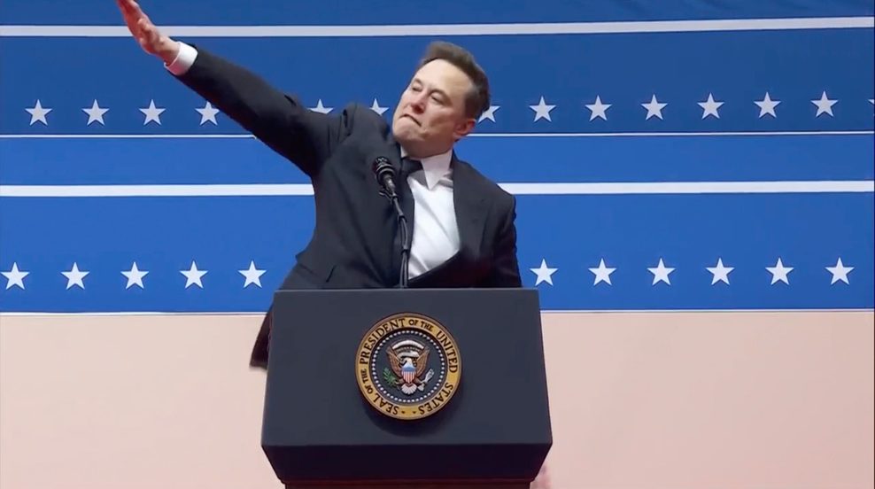 Elon Musk mit gehobenem rechten Arm