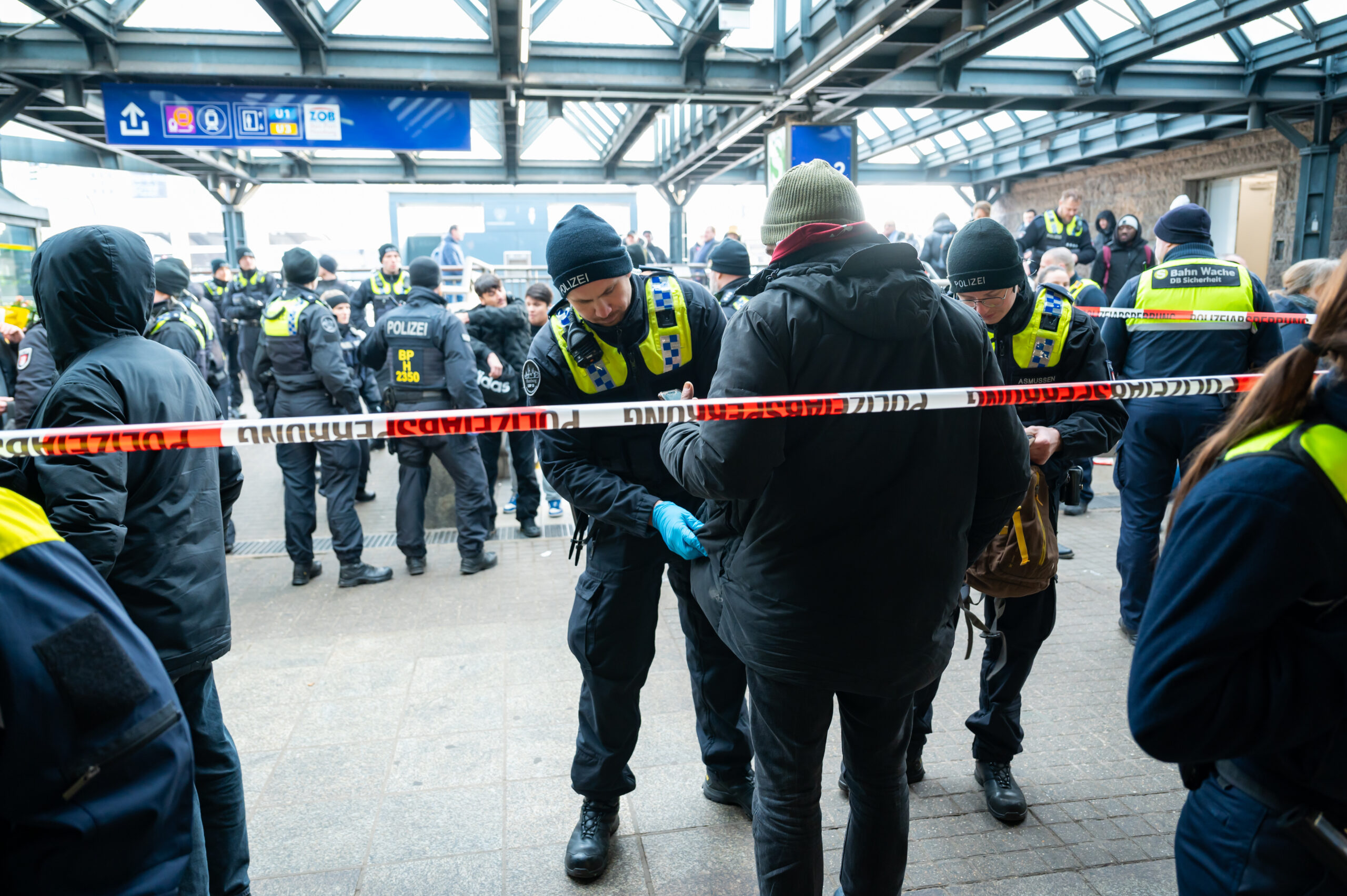 Ein Großaufgebot von Einsatzkräften kontrollierte rund 800 Personen am Hamburger Hauptbahnhof.