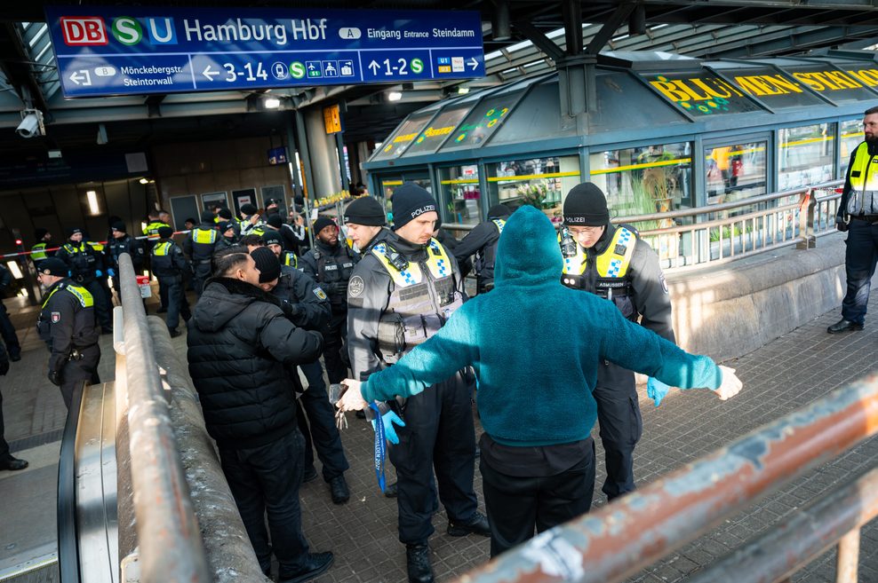 Einsatzkräfte von Landes- und Bundespolizei kontrollierten 800 Personen am Hamburger Hauptbahnhof.