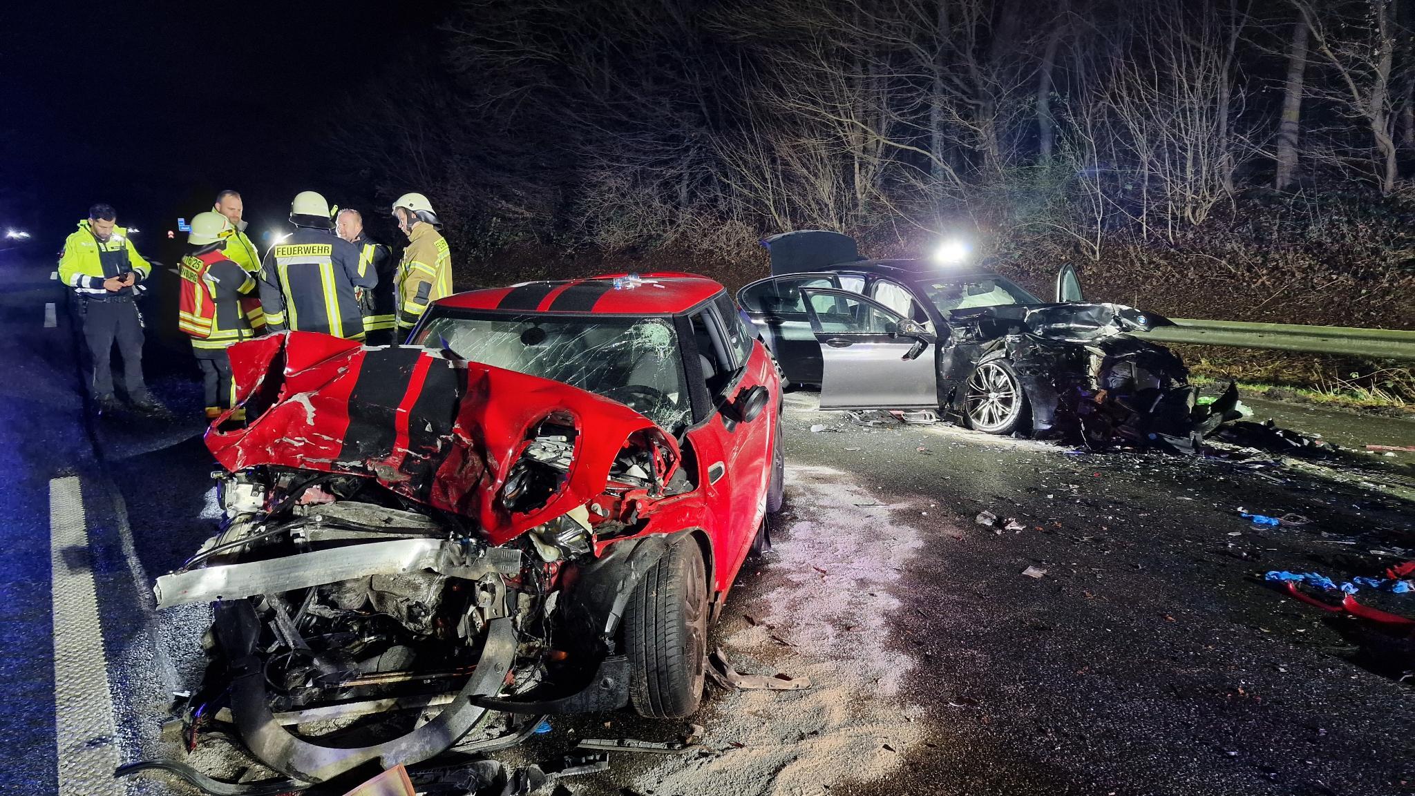 Rettungskräfte stehen an der Unfallstelle auf der A28.