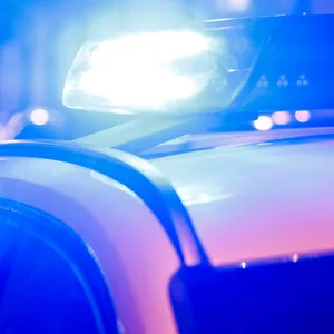 Ein Einsatzfahrzeug der Polizei mit eingeschaltetem Blaulicht.