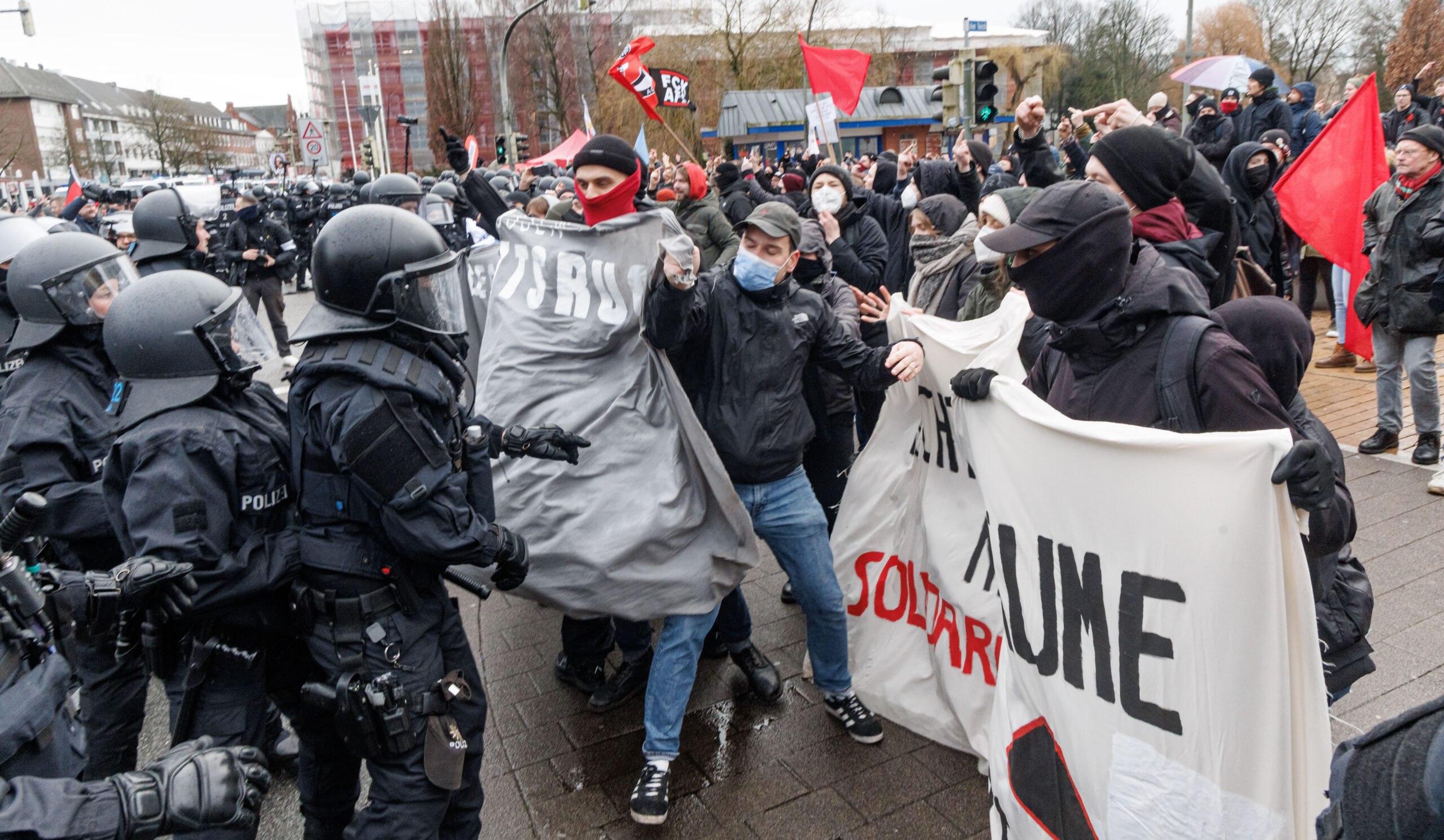 Gegendemonstranten versuchen einen Aufmarsch der AfD zu stoppen.