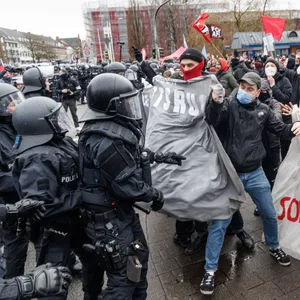 Gegendemonstranten versuchen einen Aufmarsch der AfD zu stoppen.