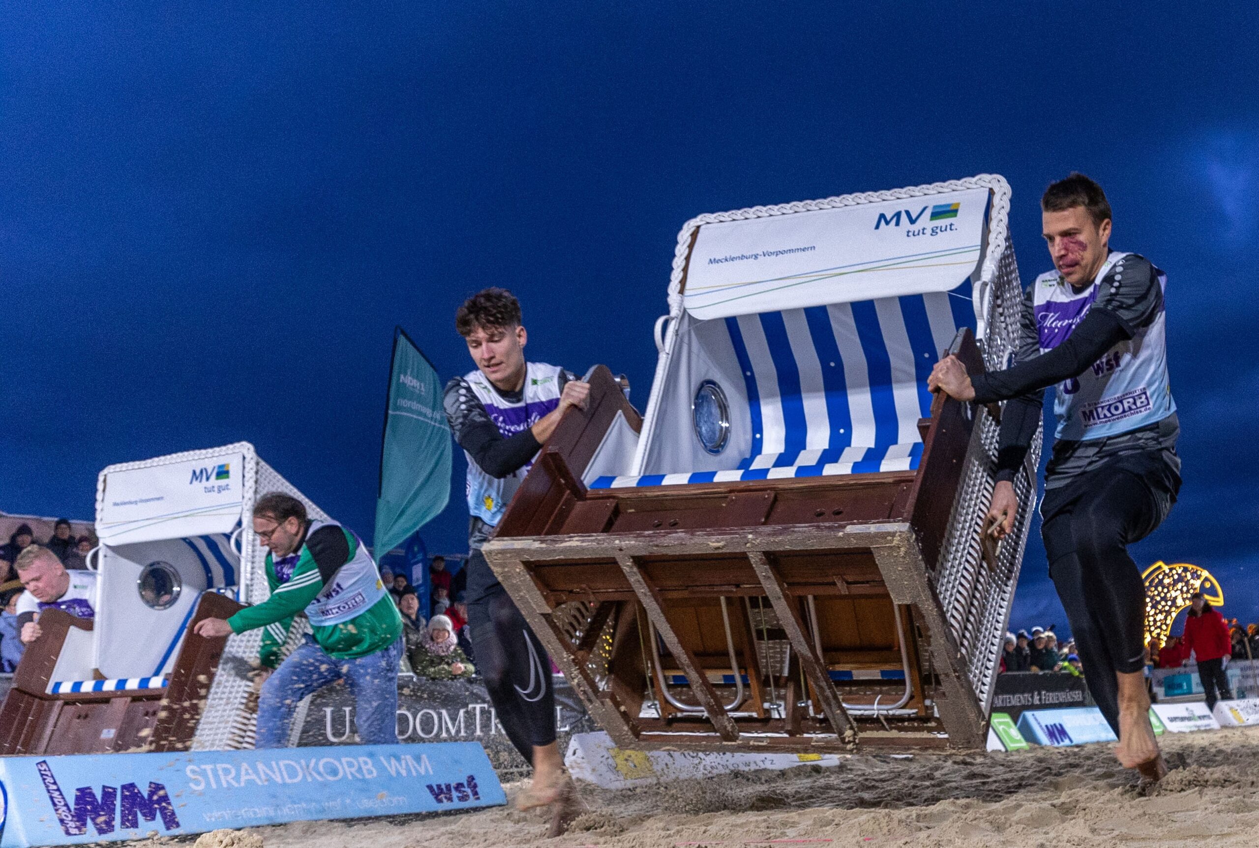 Das Team „Tanneneck“ mit Tim Preusche und Liam Leonhardt gewinnt bei der 17. Strandkorb Weltmeisterschaft auf der Insel Usedom. (Archivbild)