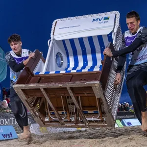 Das Team „Tanneneck“ mit Tim Preusche und Liam Leonhardt gewinnt bei der 17. Strandkorb Weltmeisterschaft auf der Insel Usedom. (Archivbild)