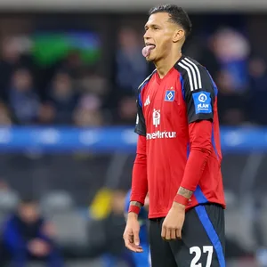 Davie Selke streckt auf dem Platz die Zunge heraus