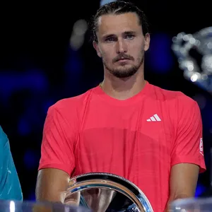 Alexander Zverev blickt enttäuscht auf die Sieger-Trophäe