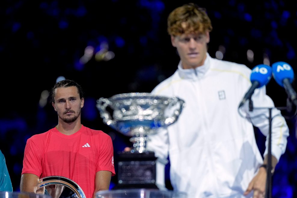 Alexander Zverev blickt enttäuscht auf die Sieger-Trophäe