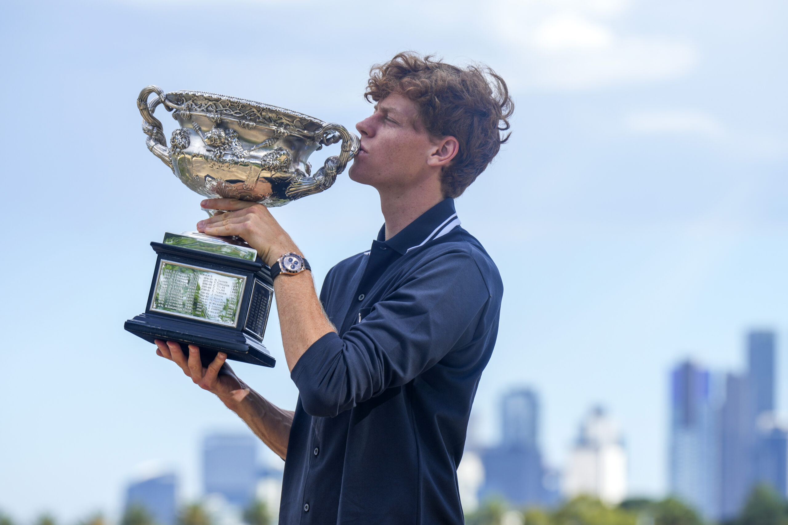 Jannik Sinner küsst die Trophäe nach seinem Australian Open Sieg