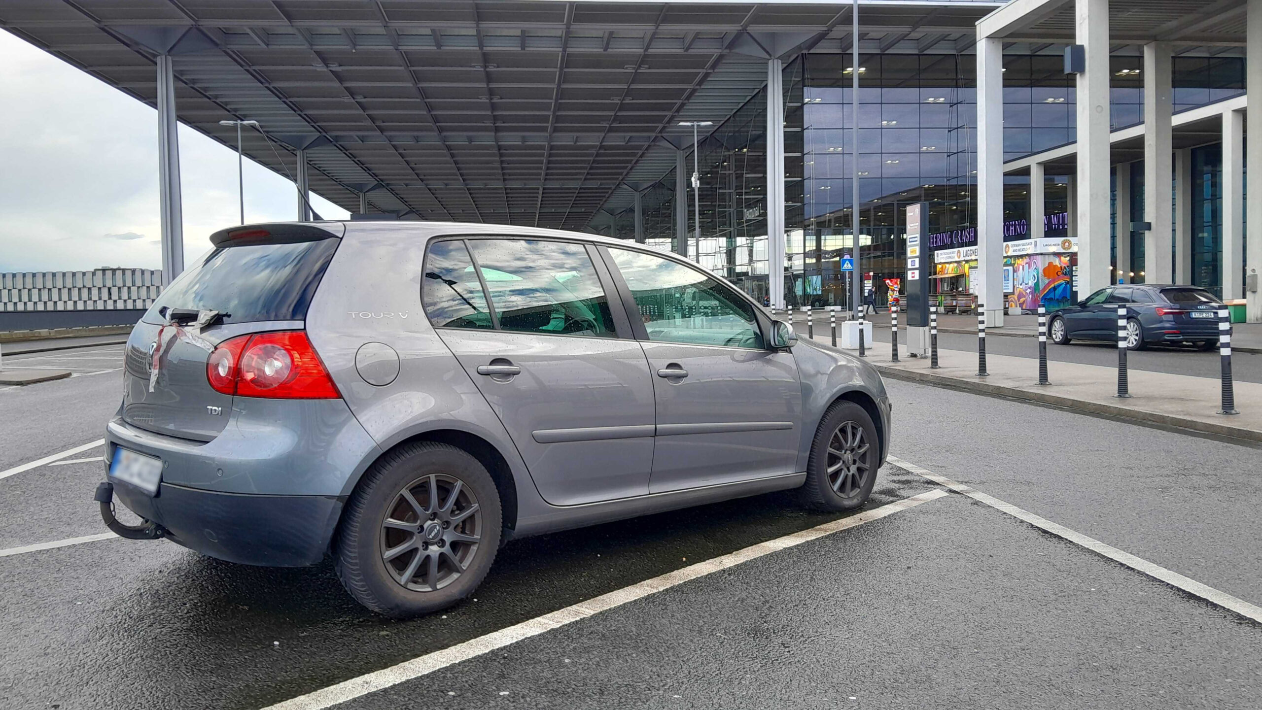 Das Auto mit Hannoveraner Kennzeichen steht seit einem Jahr am Berliner Flughafen.