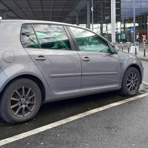 Das Auto mit Hannoveraner Kennzeichen steht seit einem Jahr am Berliner Flughafen.