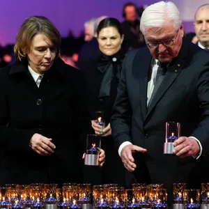 Bundespräsident Frank-Walter Steinmeier und seine Frau Elke Büdenbender stellen eine Kerze bei der Gedenkfeier zum 80. Jahrestag der Befreiung des ehemaligen deutschen Konzentrations- und Vernichtungslagers Auschwitz-Birkenau auf.