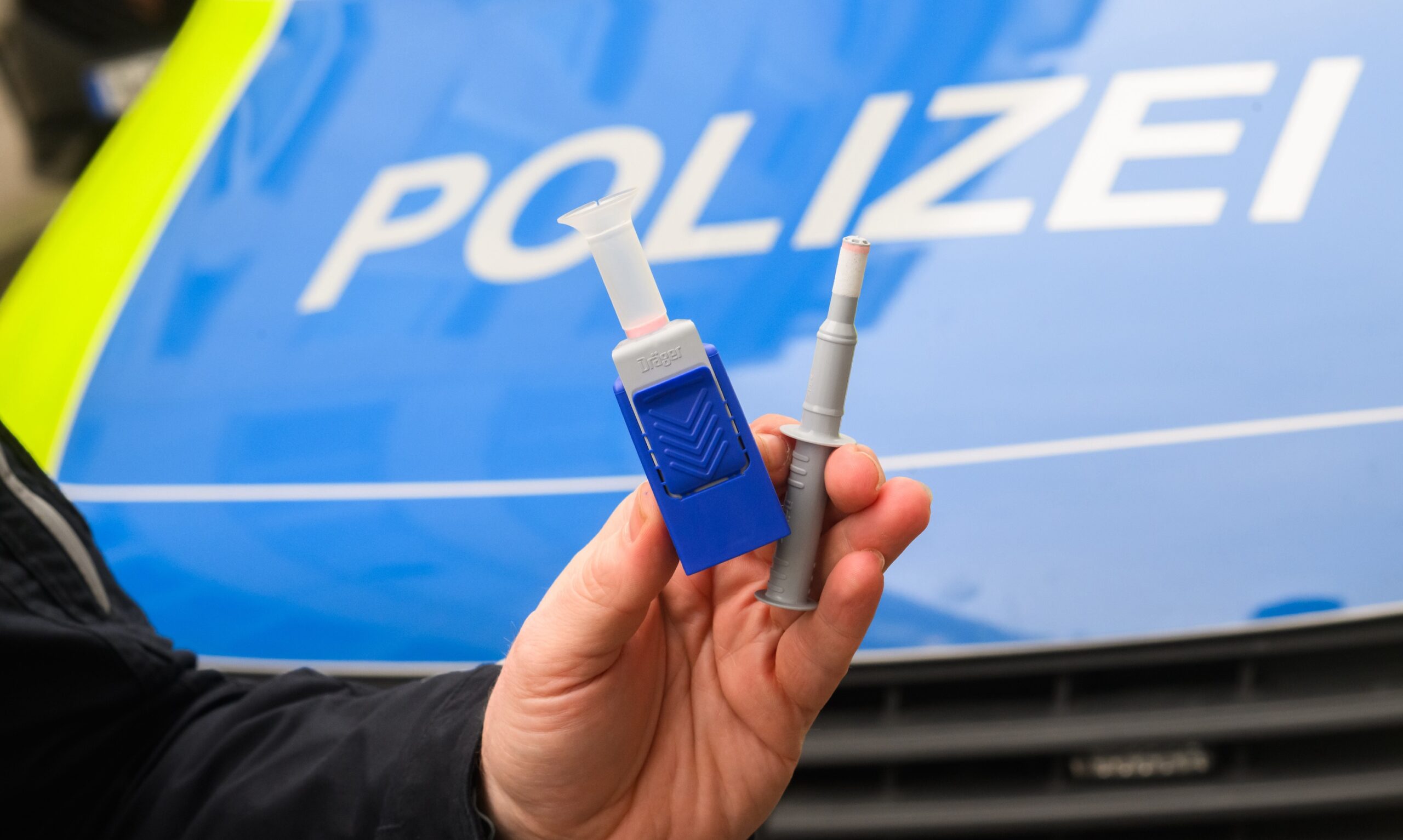 Ein Polizist zeigt einen Drogentest (neuartiger Speicheltest), mit dem Verkehrsteilnehmer auf ihre Fahrtüchtigkeit hin überprüft werden können (gestellte Szene)