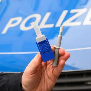 Ein Polizist zeigt einen Drogentest (neuartiger Speicheltest), mit dem Verkehrsteilnehmer auf ihre Fahrtüchtigkeit hin überprüft werden können (gestellte Szene)