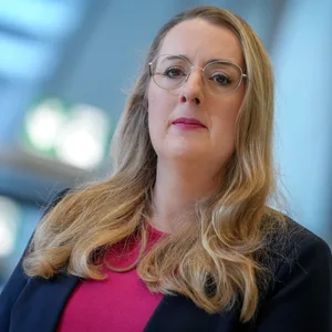 Katharina Dröge (Bundestagsfraktionsvorsitzende von Bündnis 90/Die Grünen) steht vor einem Mikrofon.