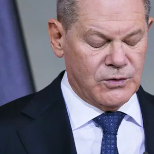 Kanzler Scholz mit gesenktem Blick