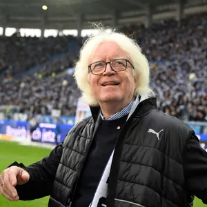 Winfried Schäfer im Stadion in Karlsruhe