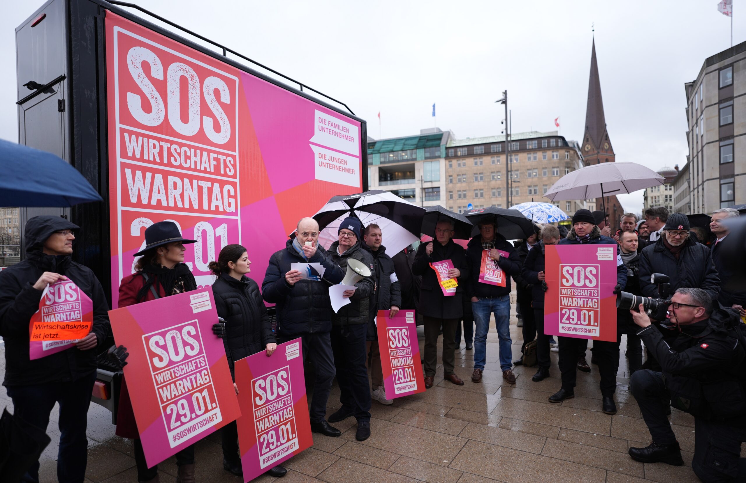 Unternehmer und Lobbygruppen haben gemeinsam für Steuersenkungen demonstriert.