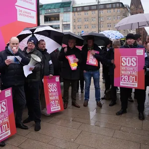 Unternehmer und Lobbygruppen haben gemeinsam für Steuersenkungen demonstriert.
