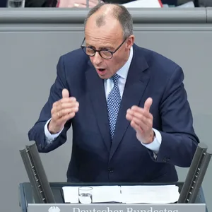 Kanzlerkandidat Friedrich Merz (CDU) bei seiner Rede im Bundestag.