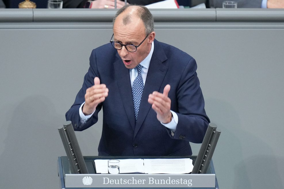 Kanzlerkandidat Friedrich Merz (CDU) bei seiner Rede im Bundestag.