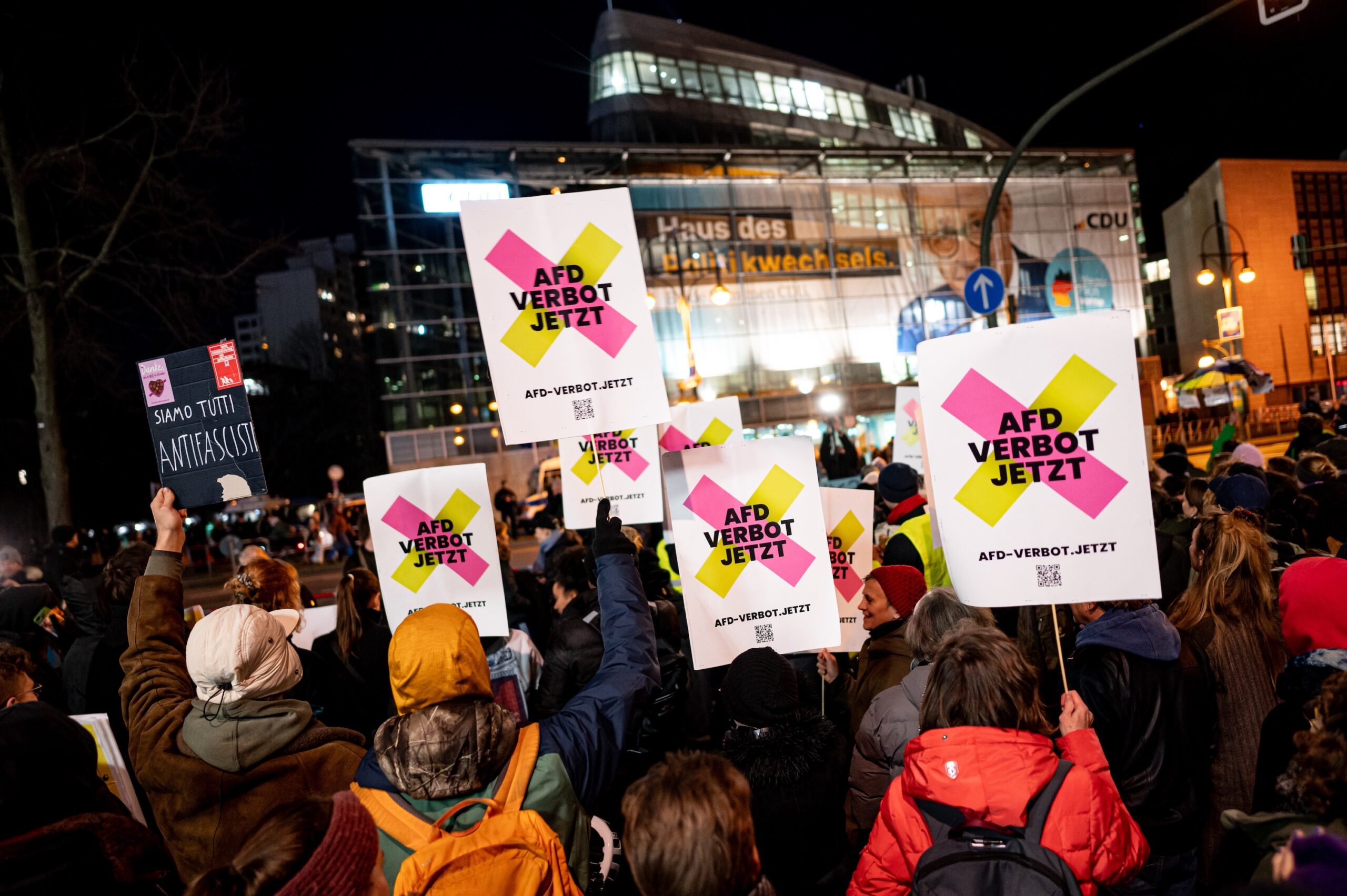 Menschen nehmen an der Kundgebung «Brandmauer statt Brandstiftung» von Amnesty International, Seebrücke und anderen Organisationen mit Schildern mit der Aufschrift «AfD Verbot jetzt» vor der CDU Zentrale teil.