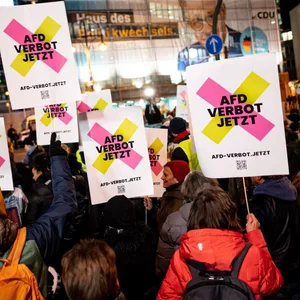 Menschen nehmen an der Kundgebung «Brandmauer statt Brandstiftung» von Amnesty International, Seebrücke und anderen Organisationen mit Schildern mit der Aufschrift «AfD Verbot jetzt» vor der CDU Zentrale teil.