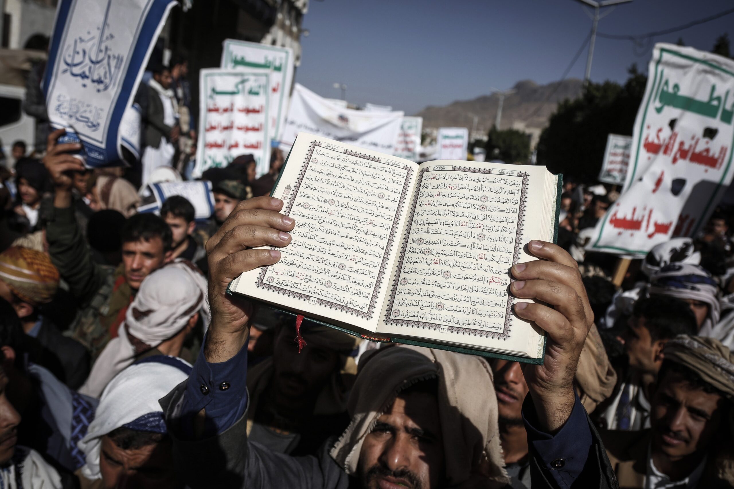 Januar 2023: Jemeniten halten Plakate und ein Exemplar des heiligen Koran hoch, als sie gegen die Verbrennung einer Koranausgabe protestieren.