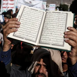 Januar 2023: Jemeniten halten Plakate und ein Exemplar des heiligen Koran hoch, als sie gegen die Verbrennung einer Koranausgabe protestieren.