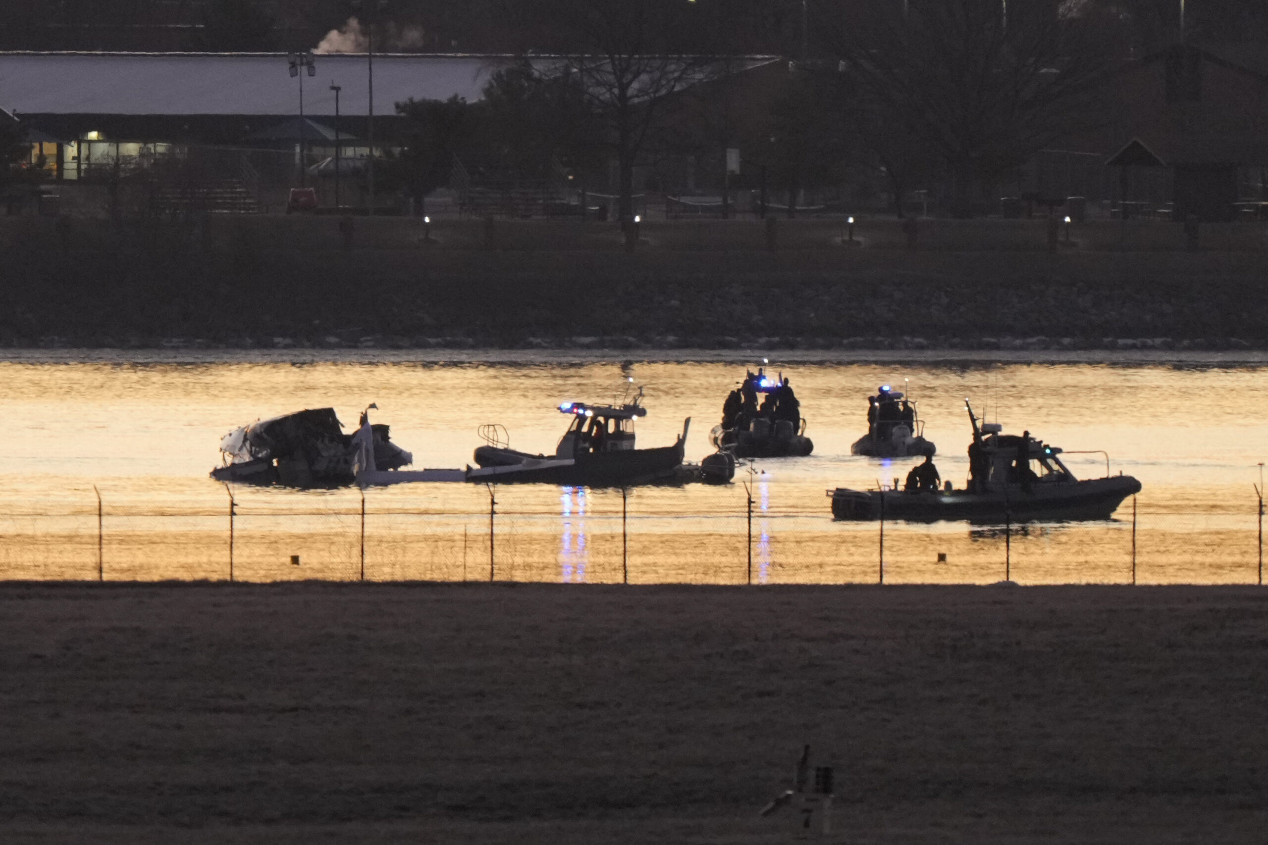 Rettungskräfte suchen den Potomac ab.