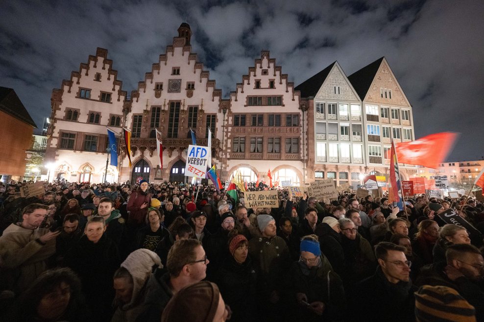 Demonstranten protestieren auf dem Römerberg in Frankfurt am Main