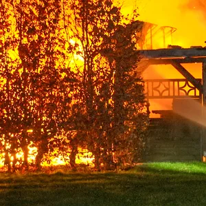 Zweiter Carportbrand binnen weniger Tage in gleucher Straße bei Hamburg – Polizei ermittelt