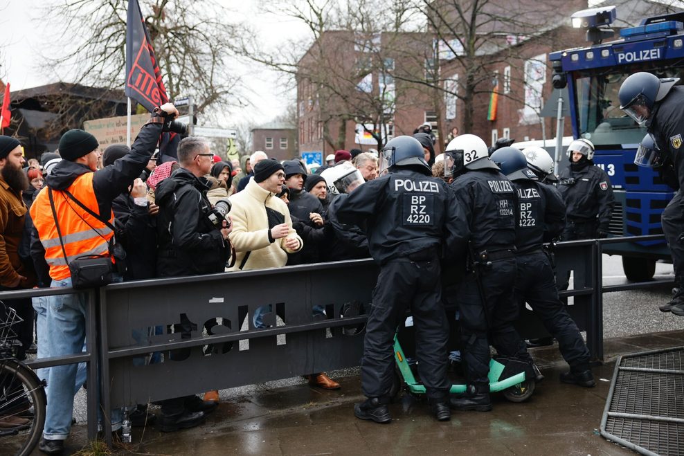 Es kommt zu Rangeleien mit der Polizei