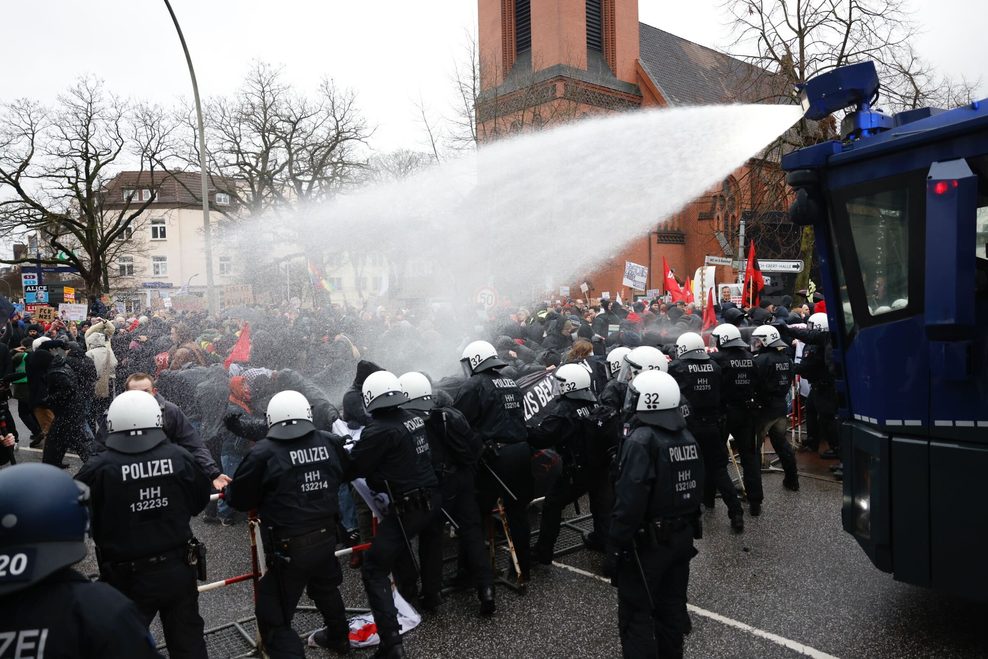 Die Polizei setzt Wasserwerfer gegen Demonstranten ein.