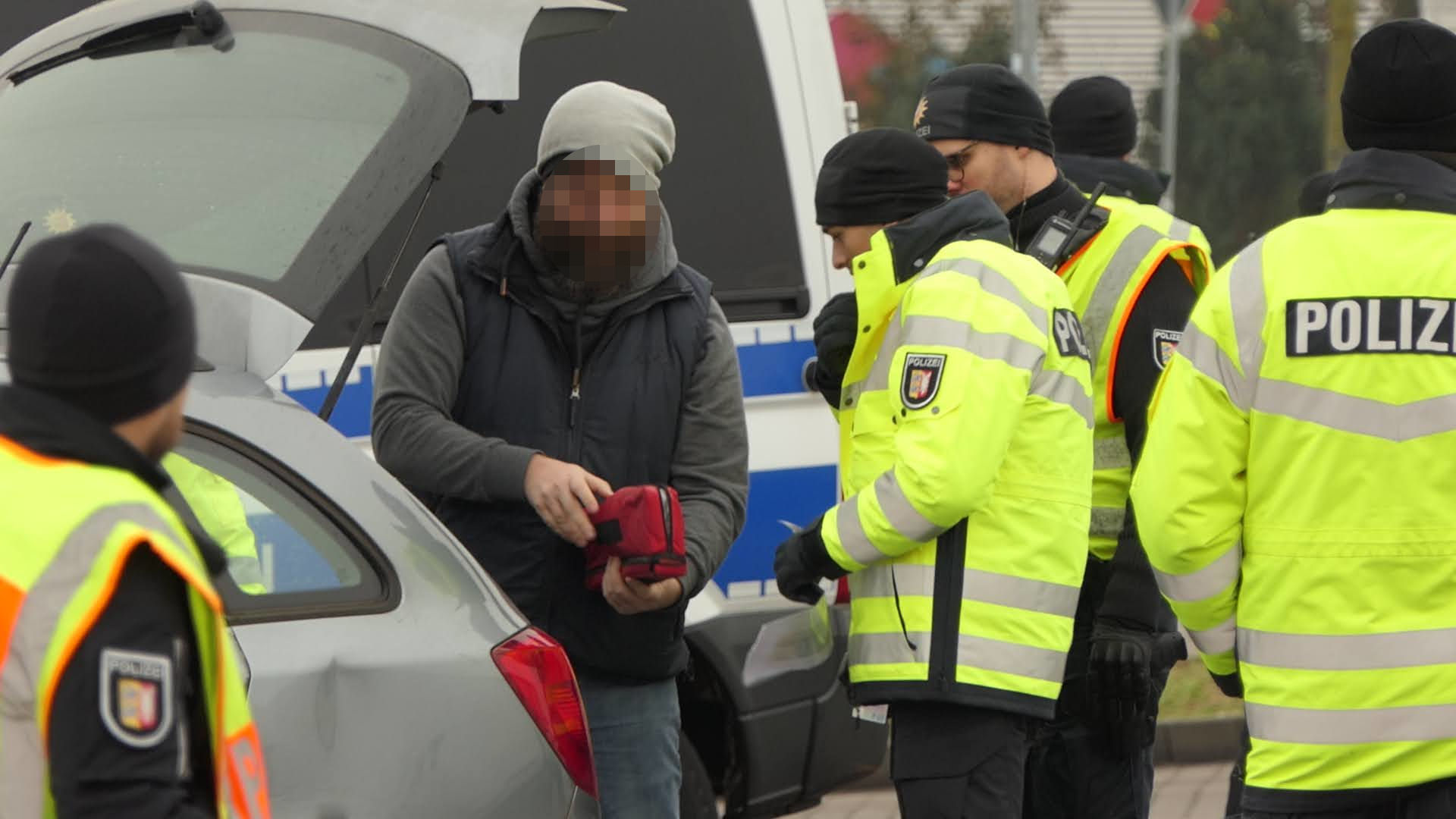 Sechs Stunden lang sperrte die Polizei am Dienstag die A7 in Fahrtrichtung Süden komplett. Am Mittwoch legte sie die Ergebnisse der Großkontrolle vor.