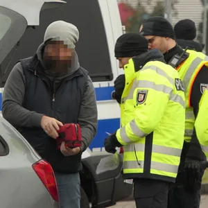 Sechs Stunden lang sperrte die Polizei am Dienstag die A7 in Fahrtrichtung Süden komplett. Am Mittwoch legte sie die Ergebnisse der Großkontrolle vor.
