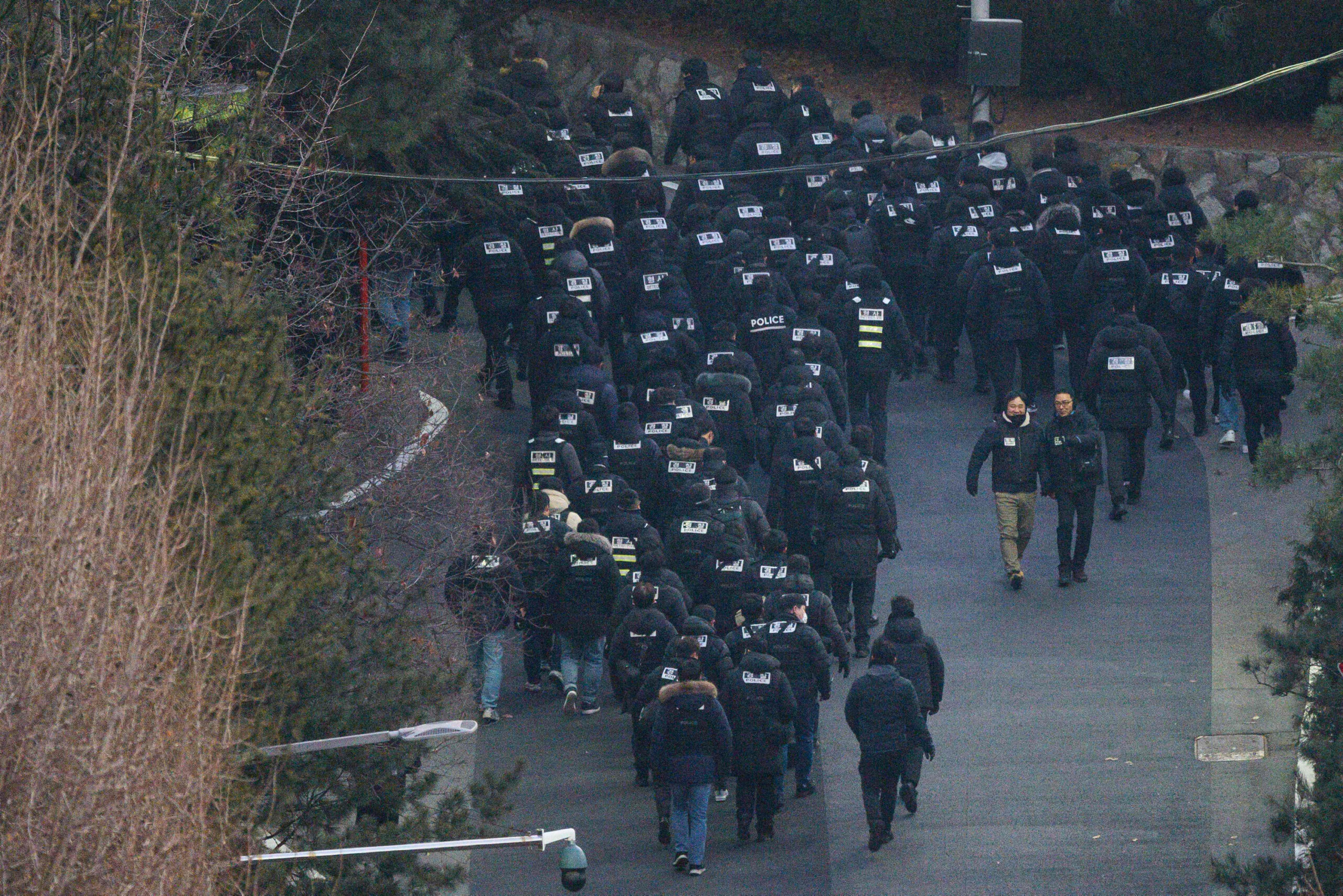 Die Polizei war mit einem riesigen Aufgebot im Einsatz, nachdem ein erster Versuch, Yoon festzunehmen, am Widerstand des Sicherheitsdienstes gescheitert war.