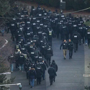 Die Polizei war mit einem riesigen Aufgebot im Einsatz, nachdem ein erster Versuch, Yoon festzunehmen, am Widerstand des Sicherheitsdienstes gescheitert war.