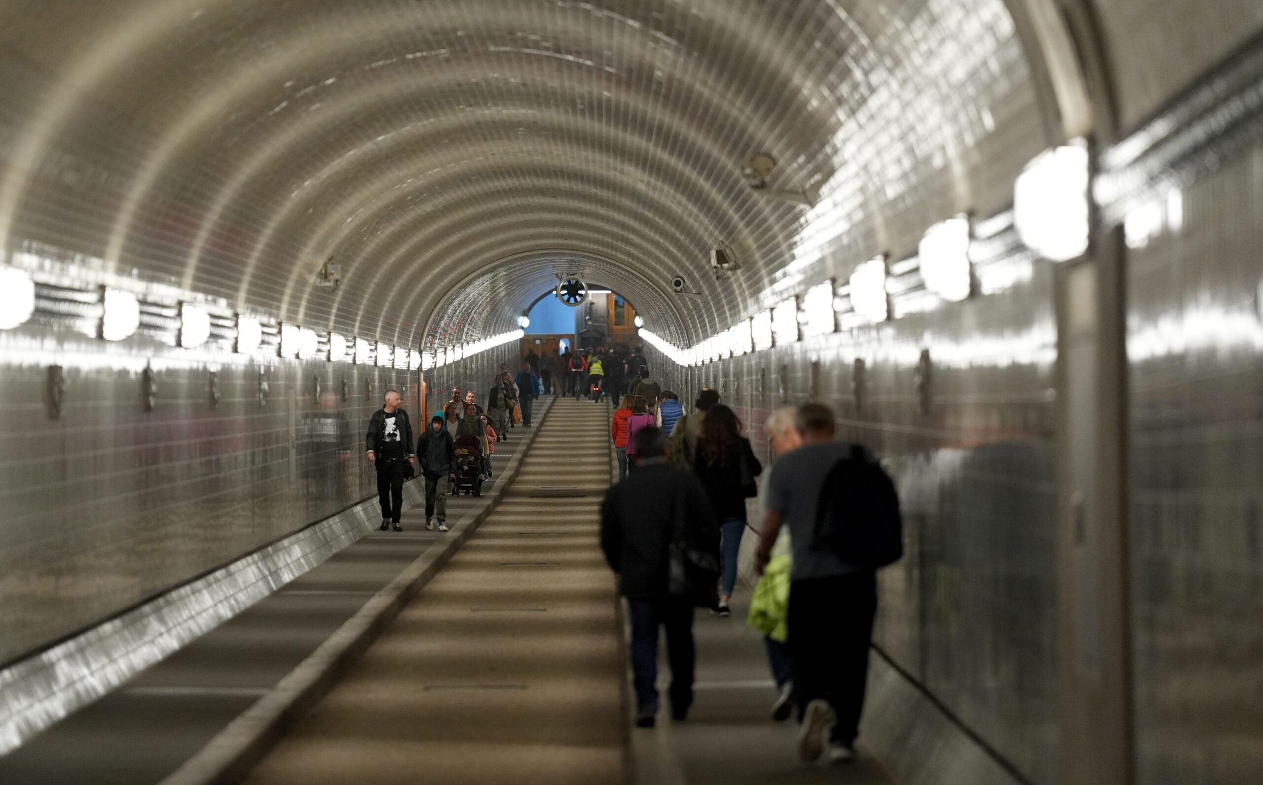 Passanten im Alten Elbtunnel in Hamburg