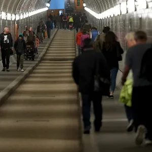 Passanten im Alten Elbtunnel in Hamburg